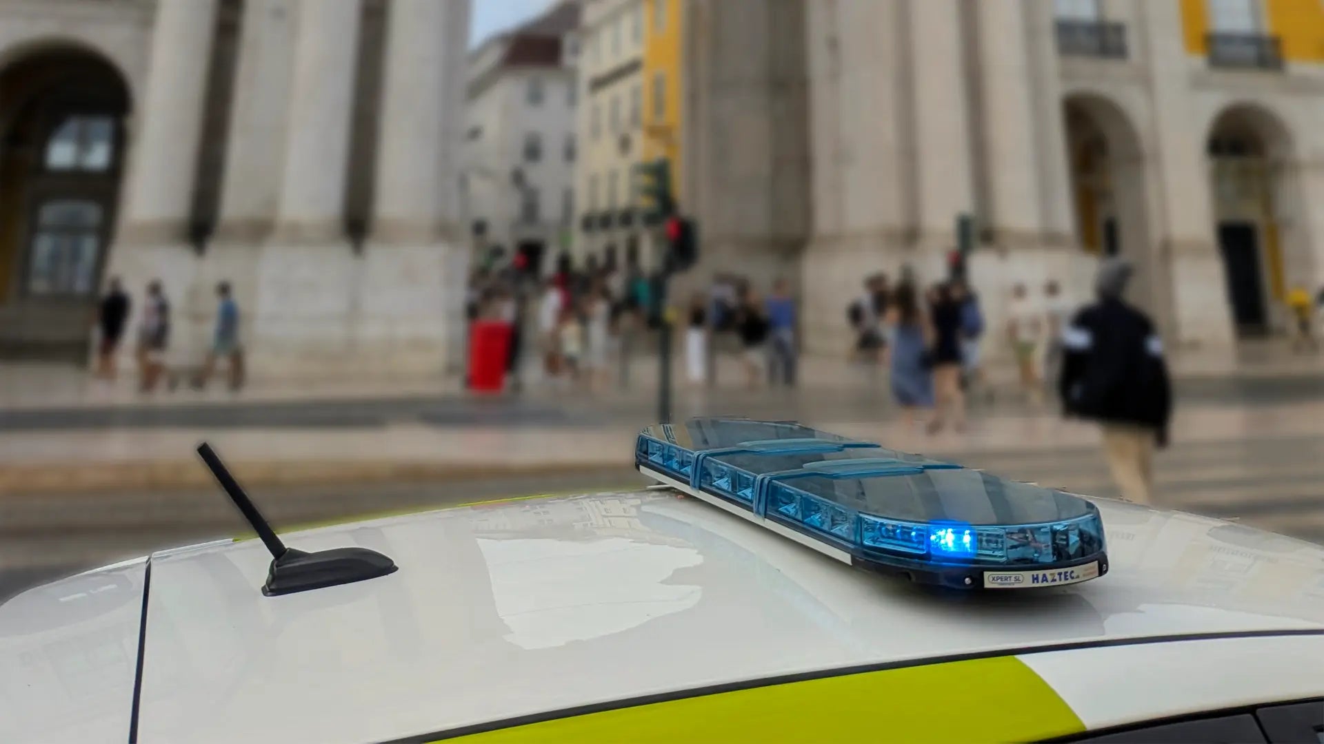 Xpert SL Lightbar with blue lens on vehicle