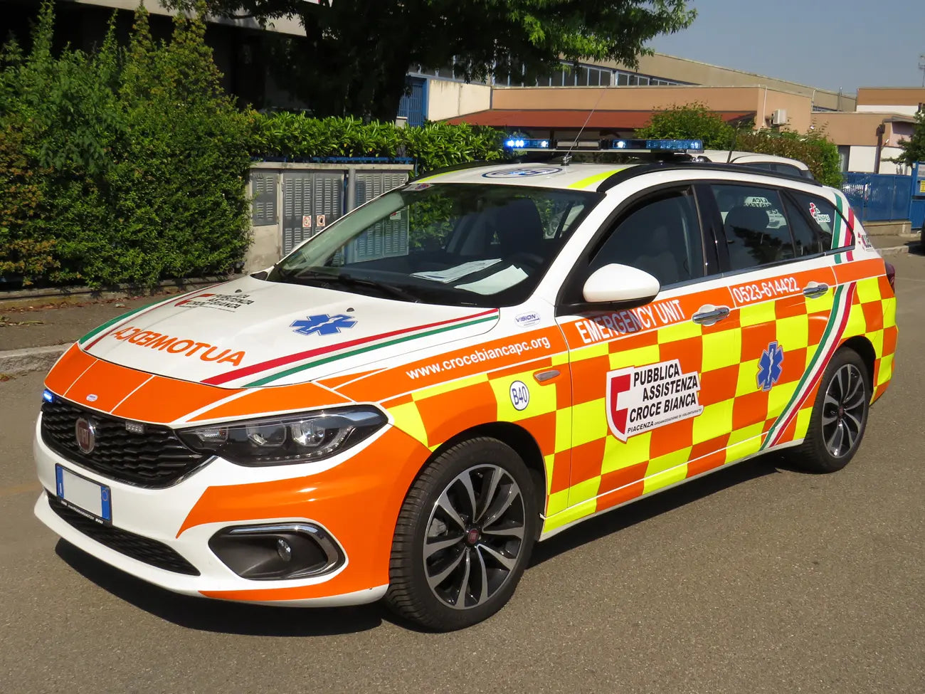 Xpert SL Lightbar with 9-9152 speakers on medical vehicle