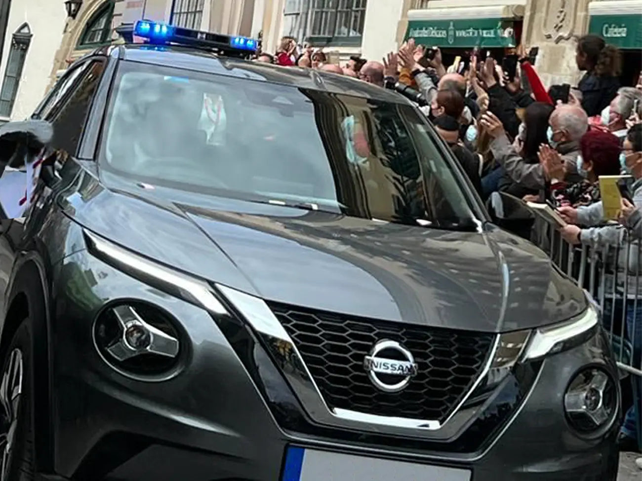 Xpert SLE Lightbar with speaker on vehicle