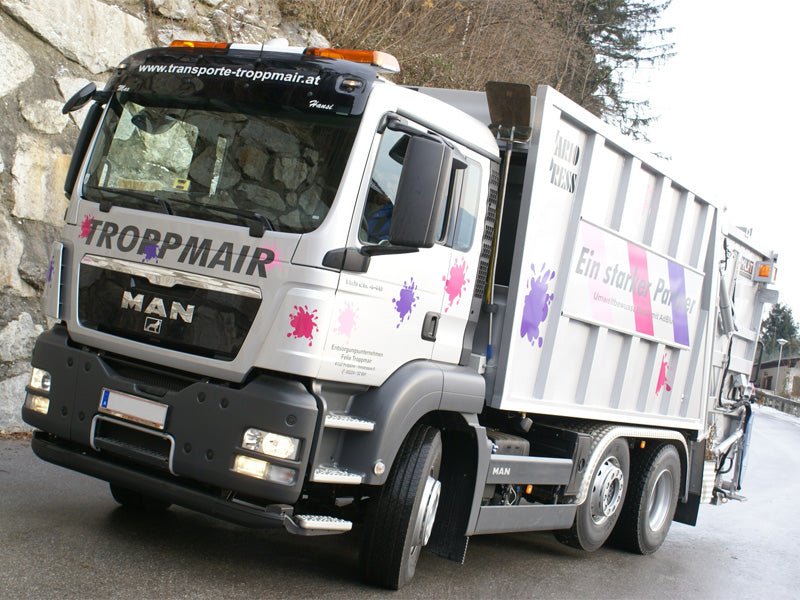 Refuse collection vehicle with amber lightbar