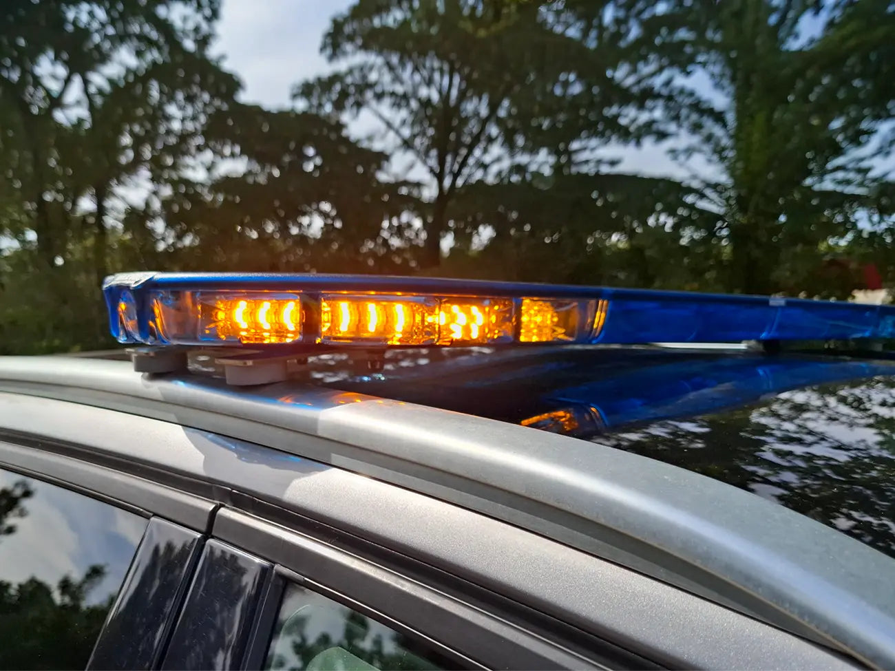 XL75 Lightbar with dual colour amber and blue under a blue lens