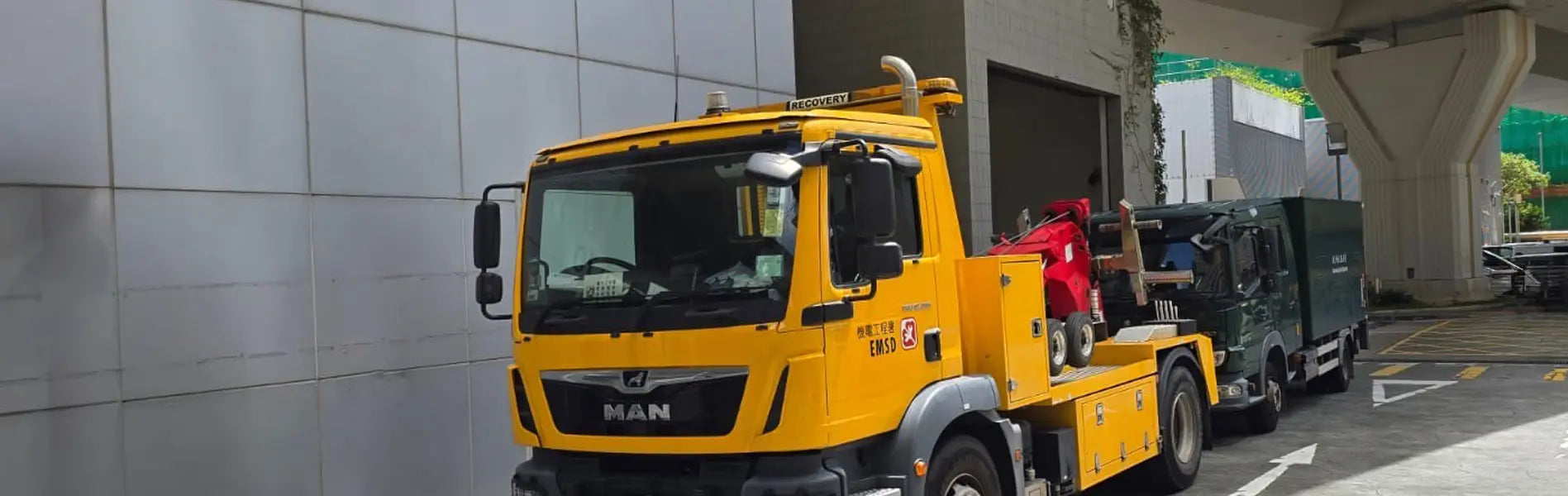 Impact SR/DR beacon and Xpert lightbar on a recovery truck