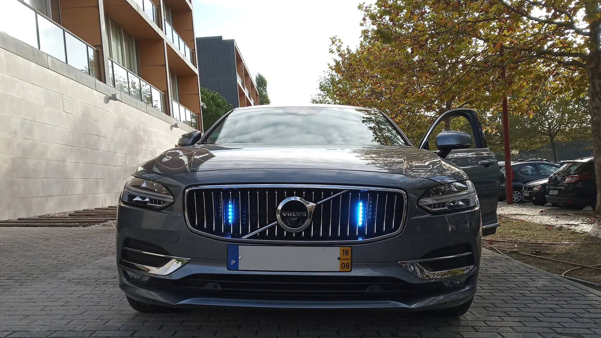 Vertical directional warning lights on covert vehicle