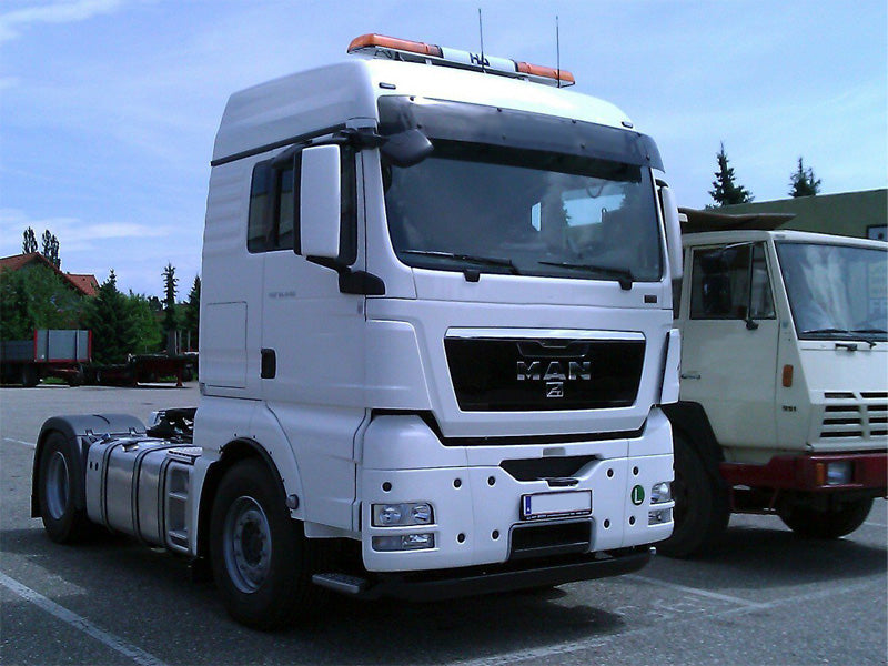 Haulage heavy goods vehicle with amber lightbar