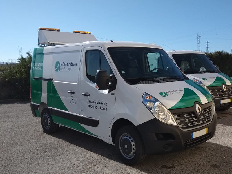 van with amber lightbars